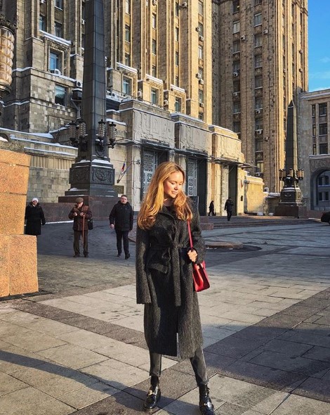 Стеша Маликова в пальто фото