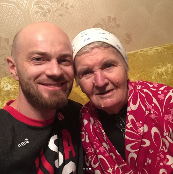 Влад Яма с бабушкой фото
