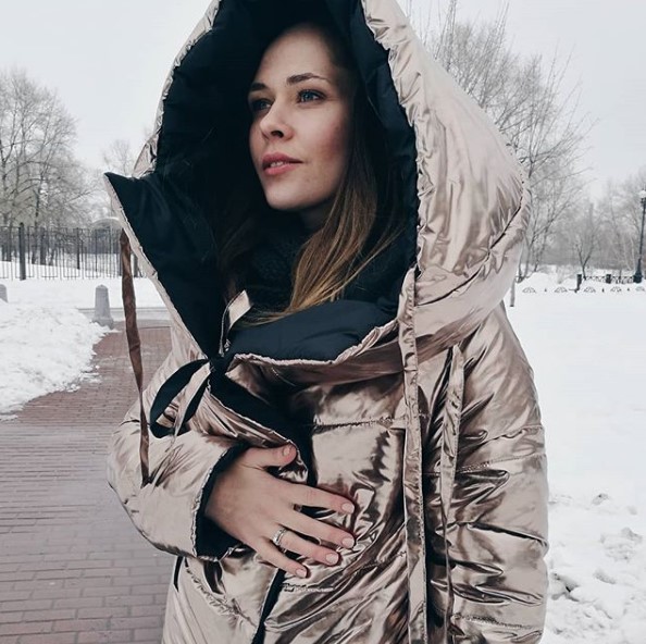Юлия Санина в пуховике фото