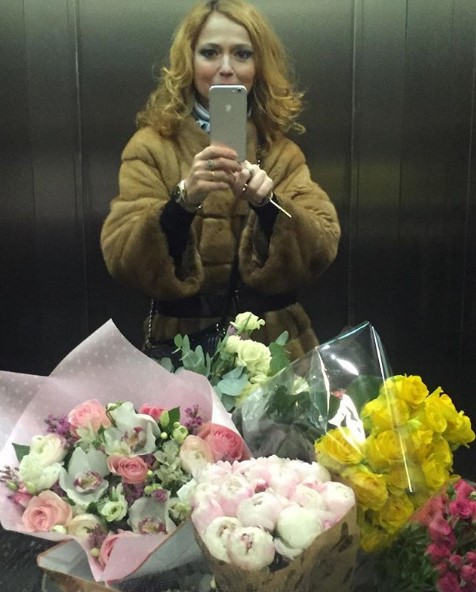 Елена Захарова с цветами фото
