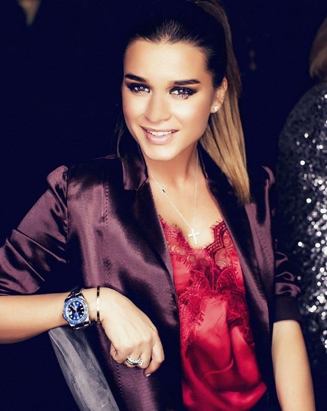 Ксения Бородина в ярком наряде фото