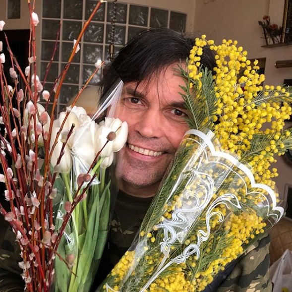 Виталий Бориск с цветами фото