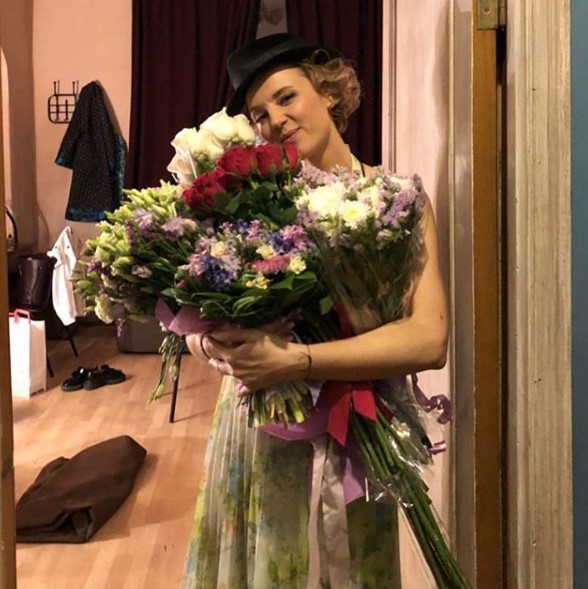 Ксения Алферова с цветами фото