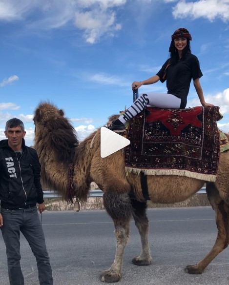Вика из "НеАнгелов" на верблюде фото