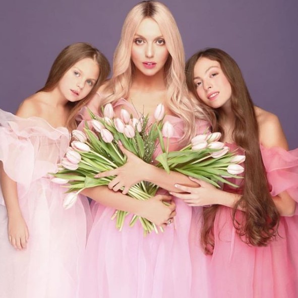 Оля Полякова с дочками фото