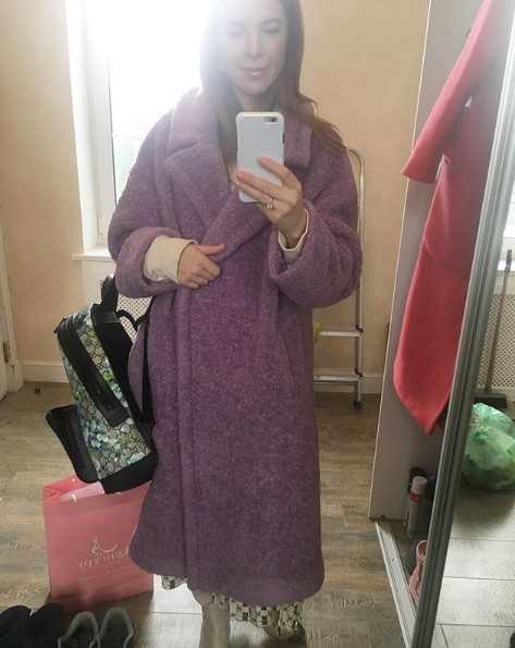 Наталья Подольская в фиолетовом пальто фото