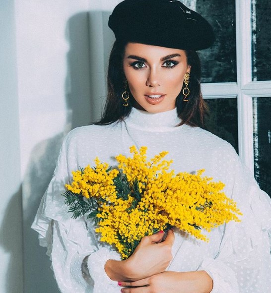 Анна Седокова в стильном аутфите фото