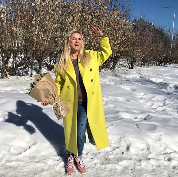 Анна Семенович в желтом пальто фото