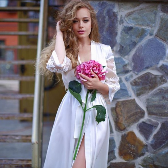 Яна Соломко в халате фото