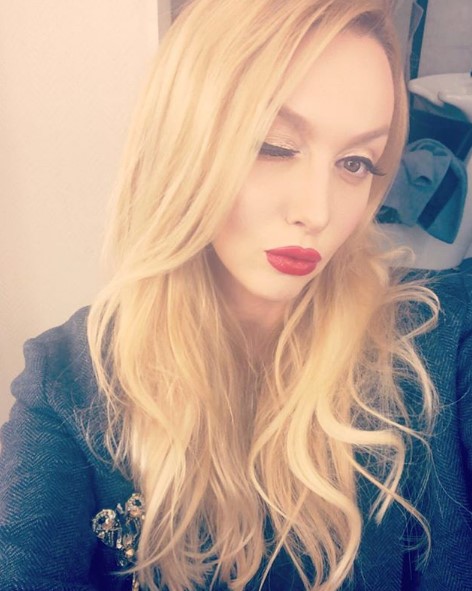 Оля Полякова на селфи