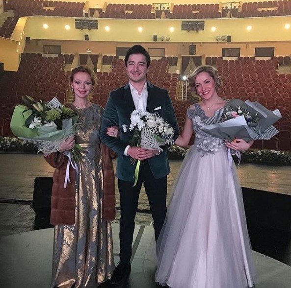 Елена Захарова в эффектном платье фото
