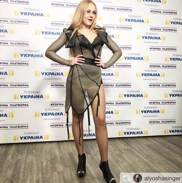 Alyosha в пикантном мини фото