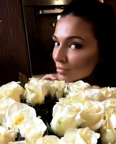 Лилиана Яма с цветами фото