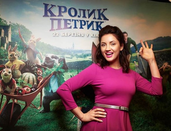 Оля Цибульская в лиловом платье фото