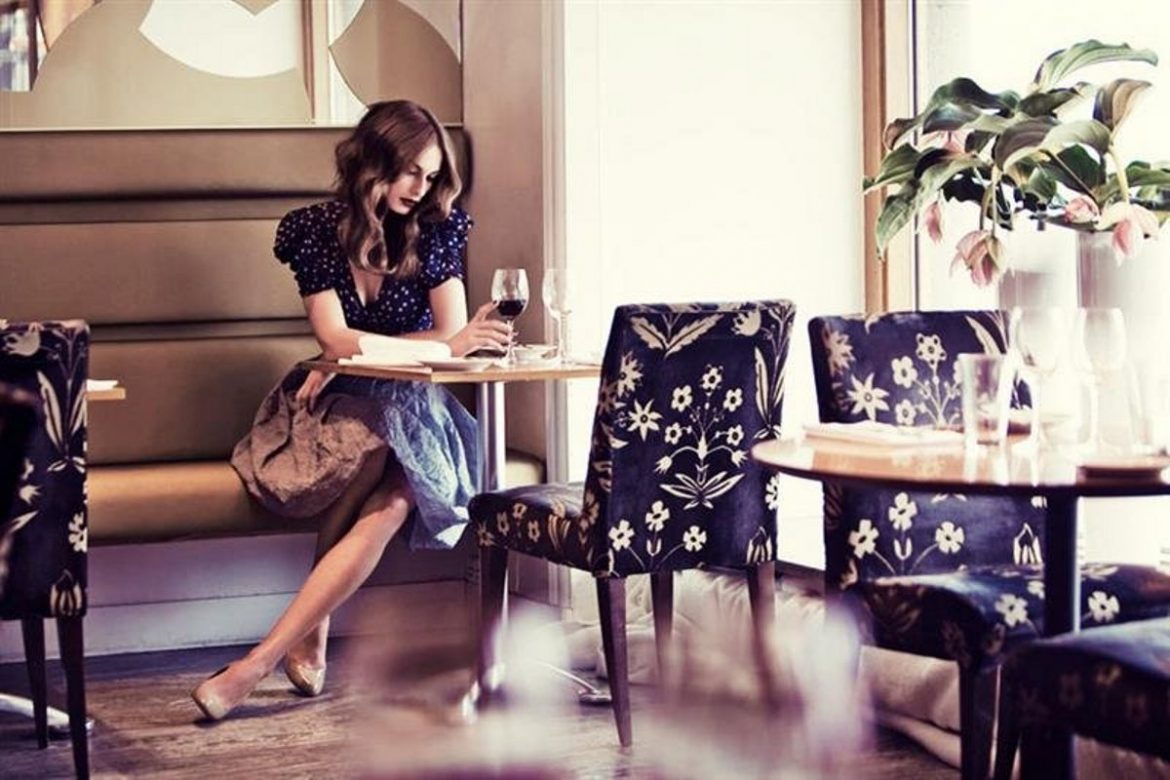 Занять место за столиком. Девушка сидит в кафе. Девушка сидит за столиком. За столиком в кафе. Фотосессия в кафе женщина.