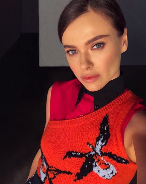 Елена Темникова в красном топе фото