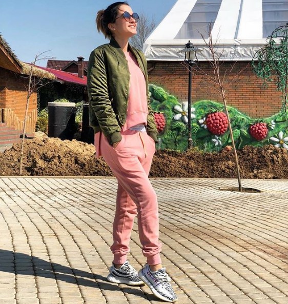 Ксения Бородина в розовом спортивном костюме фото