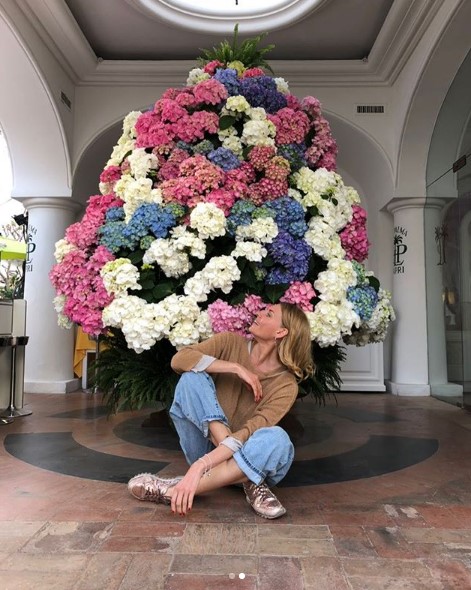 Любовь Толкалина с цветами фото