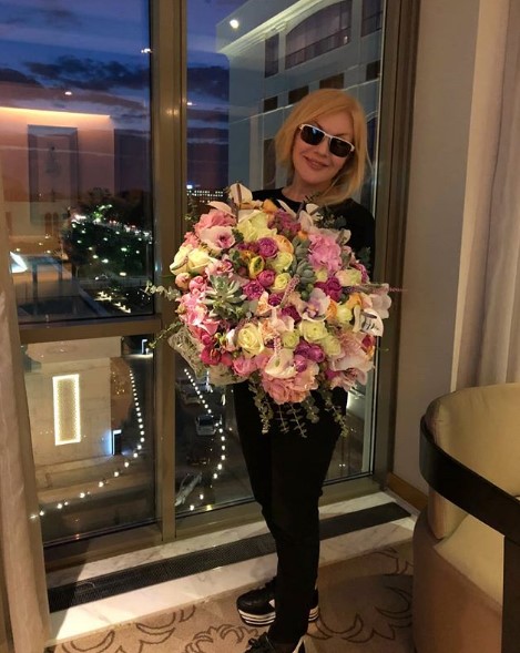 Таисия Повалий с цветами фото