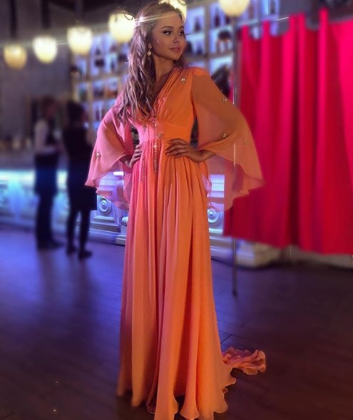 Стефания Маликова в платье персикового оттенка фото