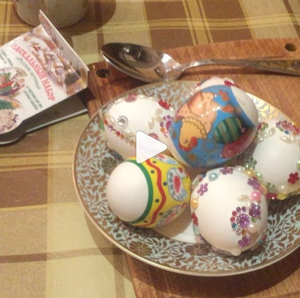 Алла Пугачева красит яйца со своими детьми фото