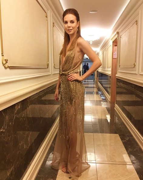 Наталья Подольская в золотистом платье фото