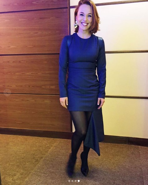 Альбина Джанабаева в синем платье фото