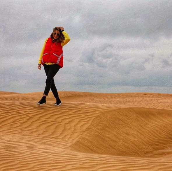 Жанна Бадоева в пустыне фото