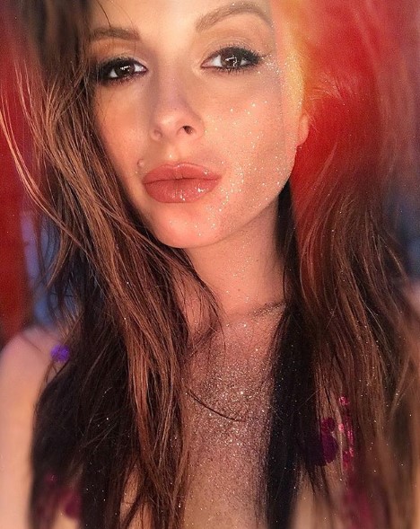 Нюша в блестках фото