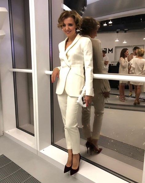Ксения Алферова в белом кюстюме фото