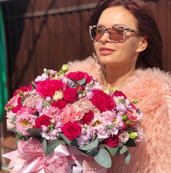 Эвелина Бледанс с цветами фото