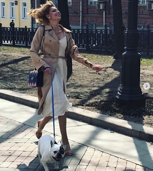 Любовь Толкалина с собачкой фото