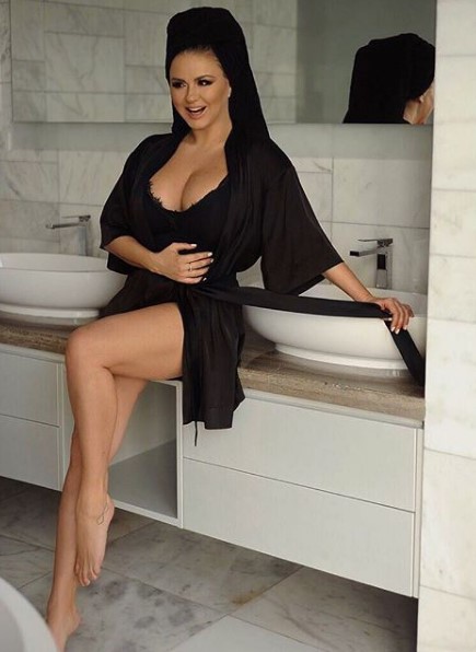 Анна Семенович в ванной фото
