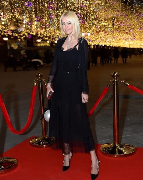 Яна Рудковская в черном платье от CHANEL фото