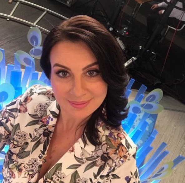 Катерина Стриженова у принтованому жакеті.