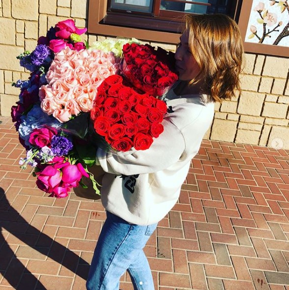 Альбина Джанабаева с цветами фото