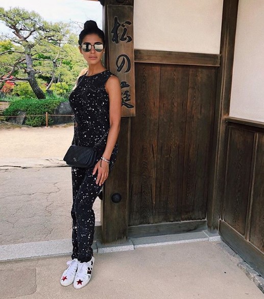 Санта Дімопулос у чорному комбінезоні фото