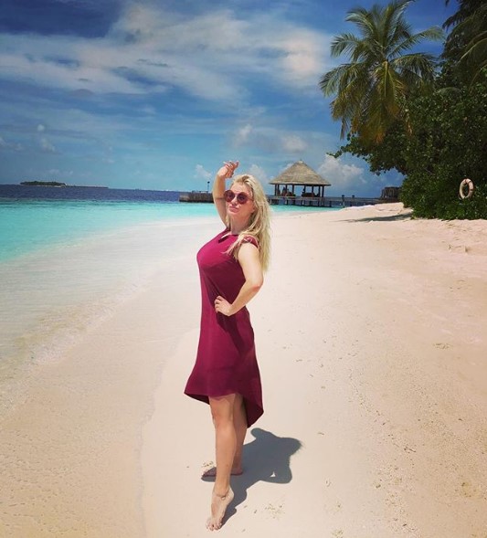 Анна Семенович в платье цвета марсала фото