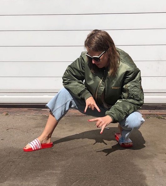 Ксения Собчак в аутфите от Vetements фото