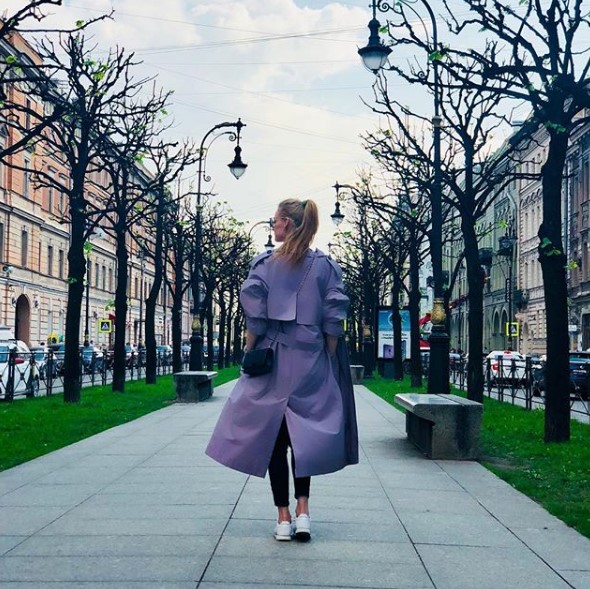 Светлана Ходченкова в фиолетовом тренче фото