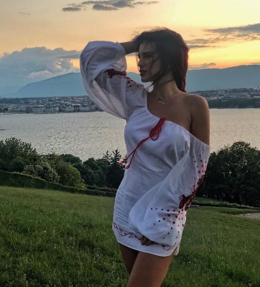 Ольга Романовская в платье-вышиванке фото