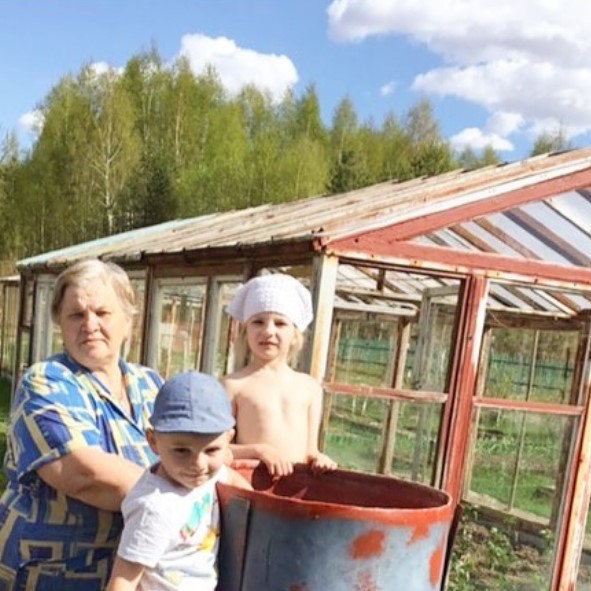 Мама Екатерины Вилковой с внуками фото