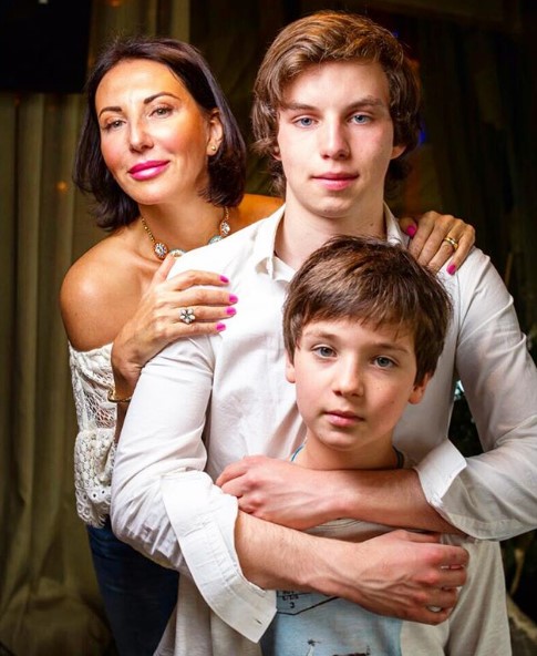 Алика Смехова с сыновьями фото