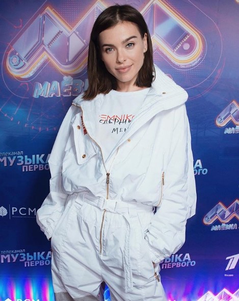 Елена Темникова в белом комбинезоне фото