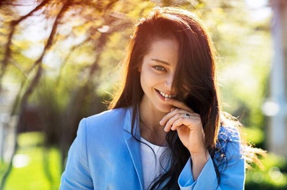 Марина Олександрова на сонячному знімку