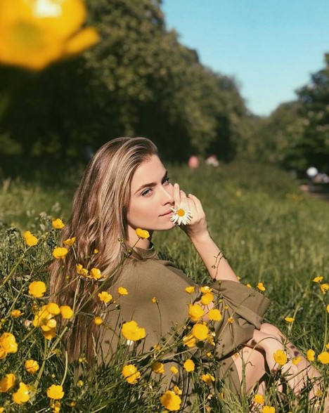 Соня Евдокименко на цветущем лугу фото