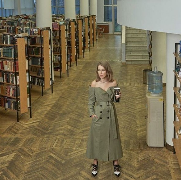 Ксения Собчак в платье цвета хаки фото