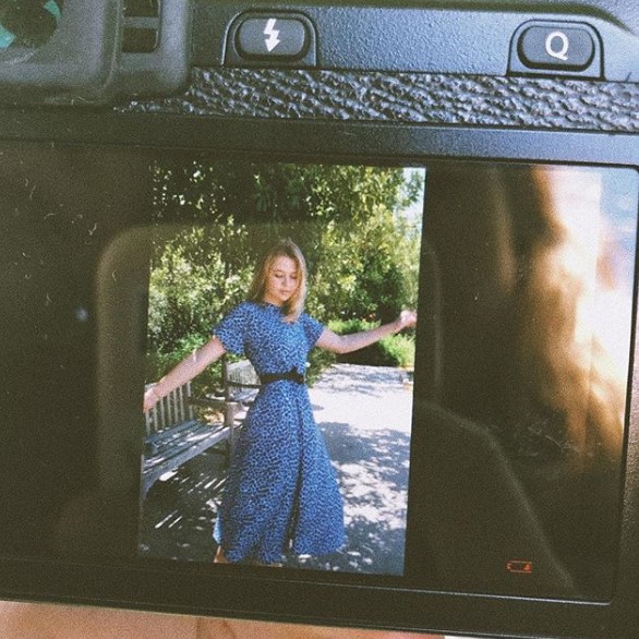 Соня Киперман в синем платье фото